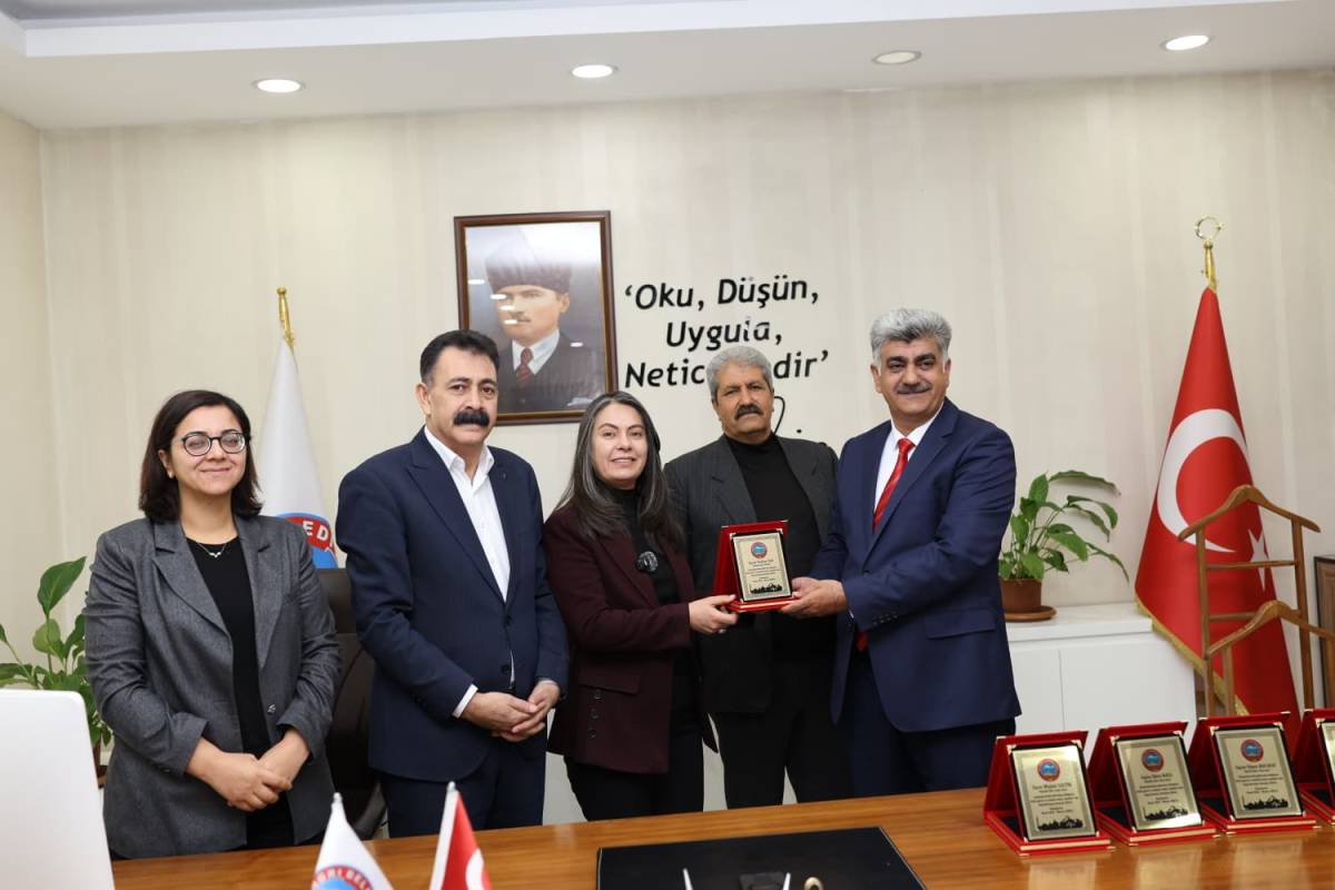 AĞRI BELEDİYESİ TEMİZLİK İŞLERİ MÜDÜRLÜĞÜ’NE ÖZVERİLİ ÇALIŞMALARI NEDENİYLE PLAKET TAKDİM EDİLDİ