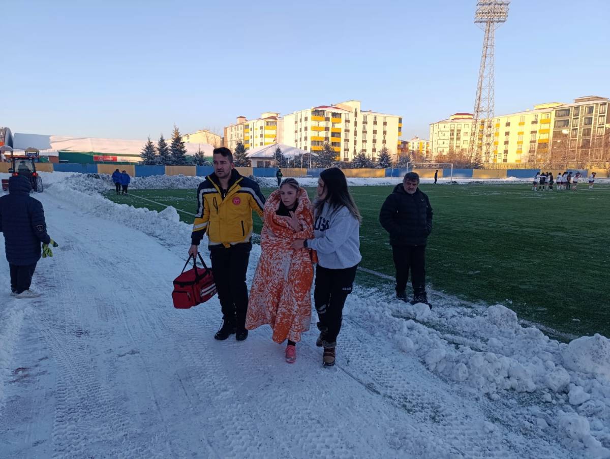 Ağrı Kadın Futbol Takımı, kar ve soğuğa rağmen sahasında kazandı