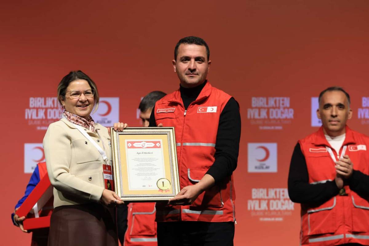 Ağrı Kızılay, 2024 Performans Ödüllerinde 13 Ödülle Döndü