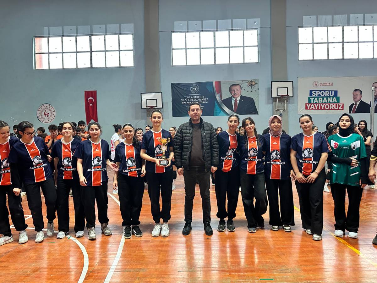 Patnos'ta Genç Kız-Erkek Voleybol Turnuvası Sona Erdi