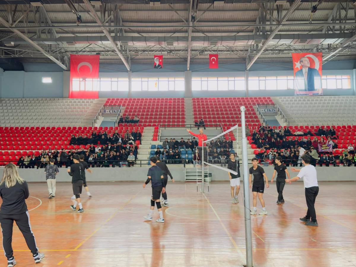 Patnos'ta Genç Kız-Erkek Voleybol Turnuvası Sona Erdi
