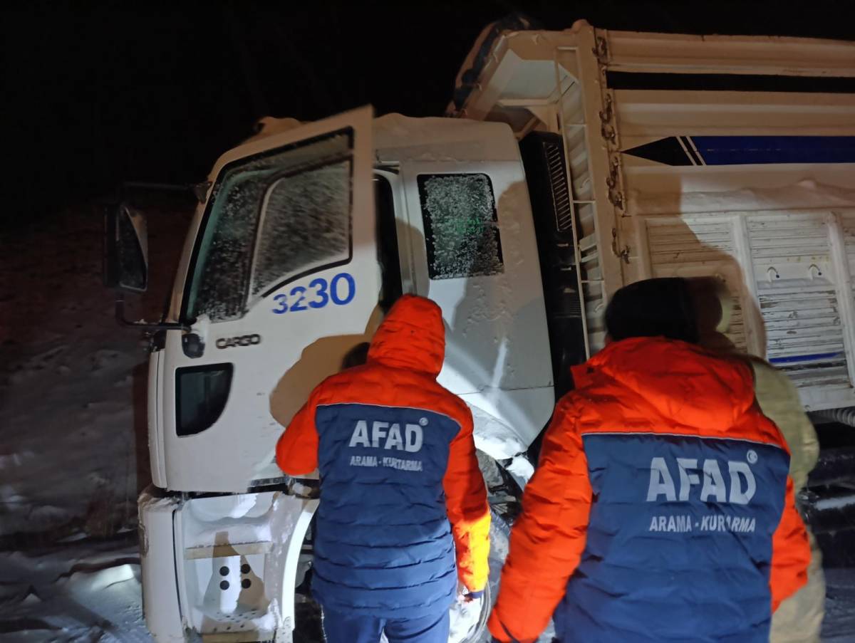 Tendürek Geçidi’nde trafik kazası: Yaklaşık 100 araç mahsur kaldı