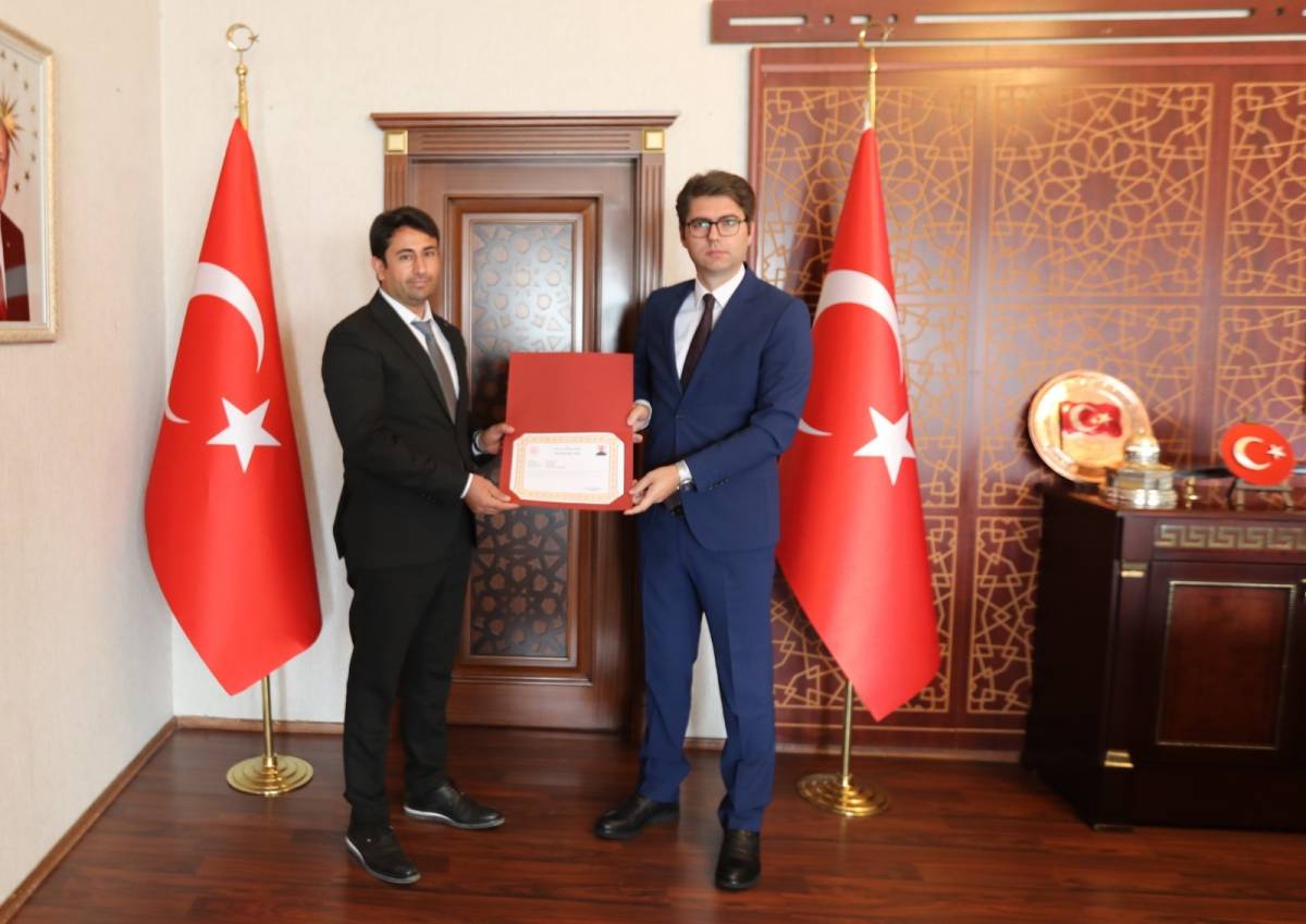 Erciş Kaymakamı Karaloğlu'ndan Halk Eğitimi Merkezi Müdürüne Onur Belgesi