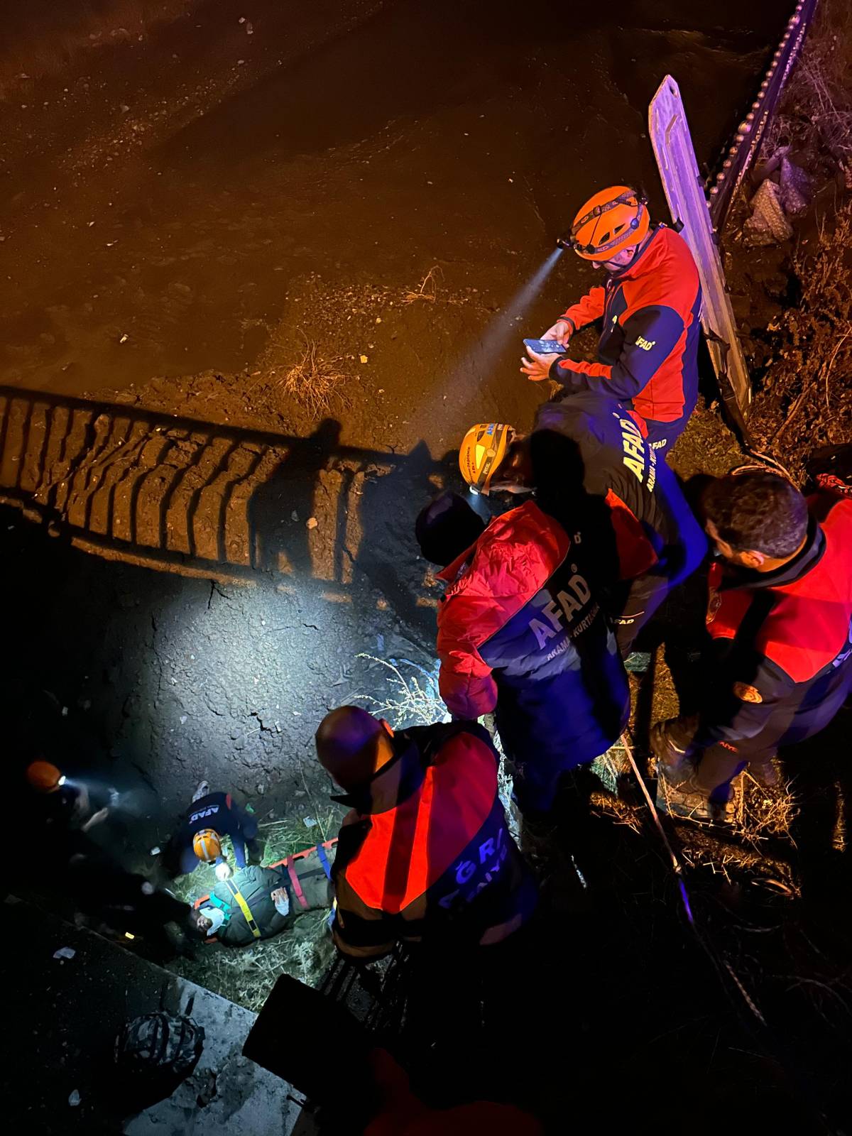 Ağrı’da 4 metrelik derede mahsur kalan kişi kurtarıldı