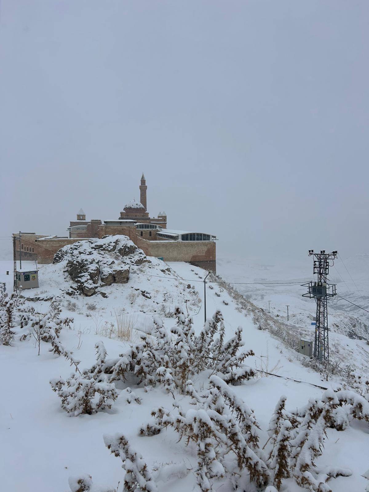Ağrı Tarihi İshak Paşa Sarayı beyaz örtüyle kaplandı
