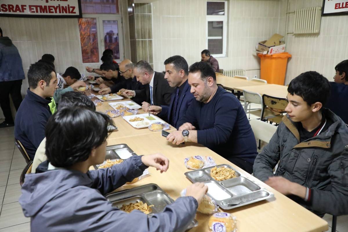 Ağrı İl Müdürü Kökrek, pansiyonda öğrencilerle aynı sofrada buluştu