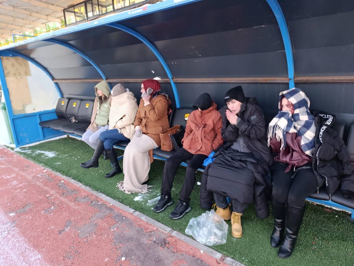 Ağrı Kadın Futbol Takımı, kar ve soğuğa rağmen sahasında kazandı