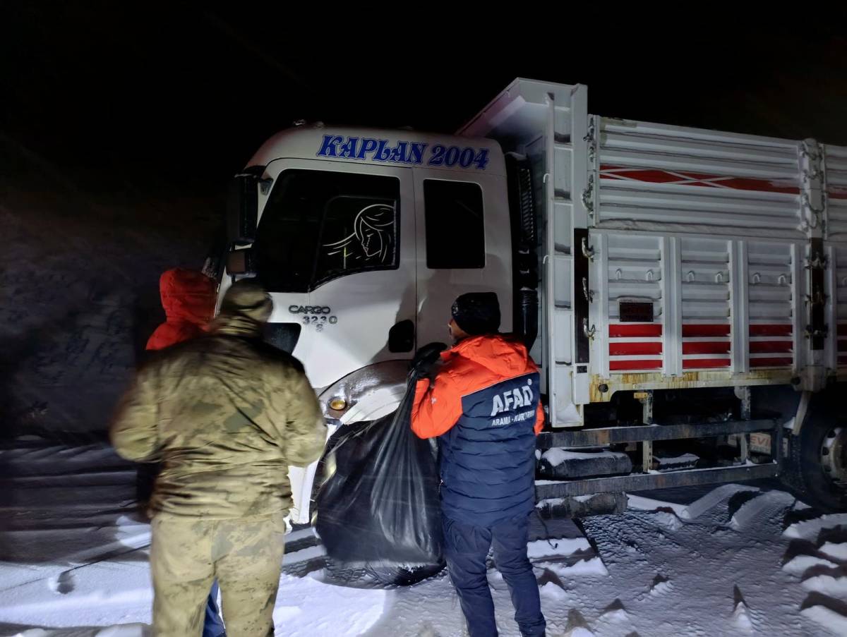 Tendürek Geçidi’nde trafik kazası: Yaklaşık 100 araç mahsur kaldı
