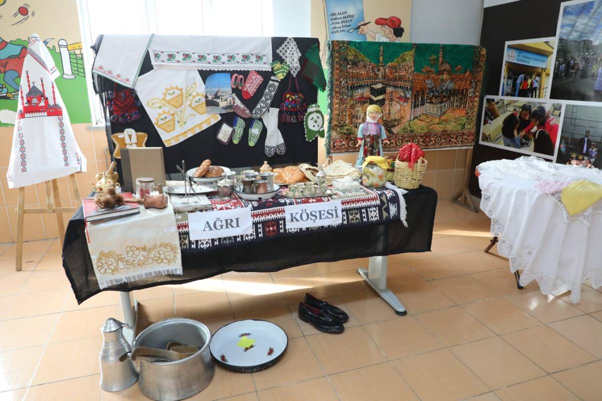 Ağrı’da öğrencilerden yerli üretime örnek sergi