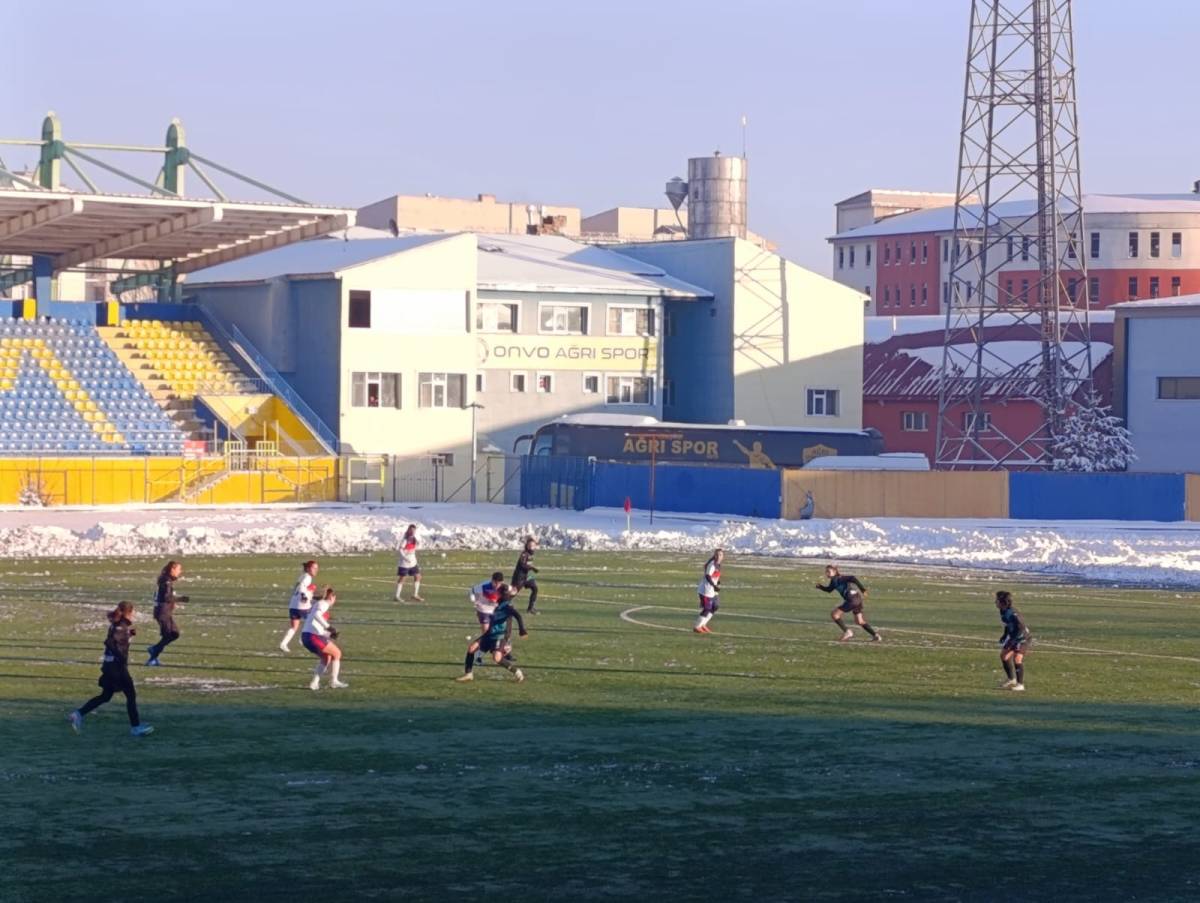 Ağrı Kadın Futbol Takımı, kar ve soğuğa rağmen sahasında kazandı