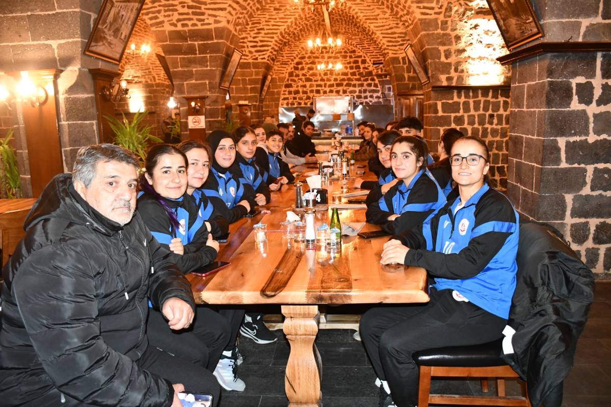 Ağrı Kadın Futbol Takımına Siverek Belediyesi’nden Destek