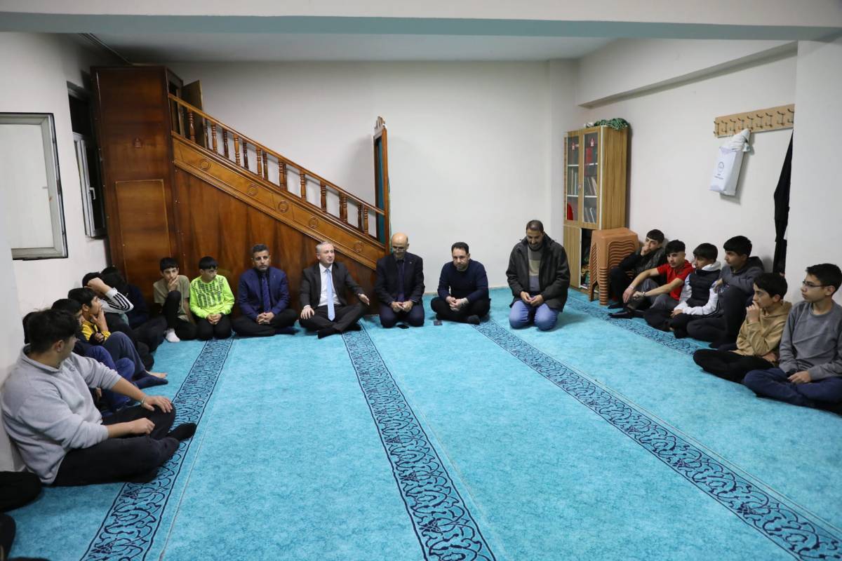 Ağrı İl Müdürü Kökrek, pansiyonda öğrencilerle aynı sofrada buluştu