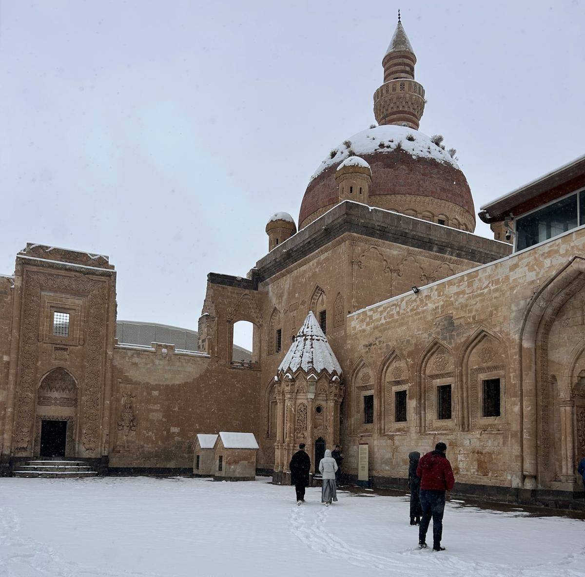 Ağrı Tarihi İshak Paşa Sarayı beyaz örtüyle kaplandı