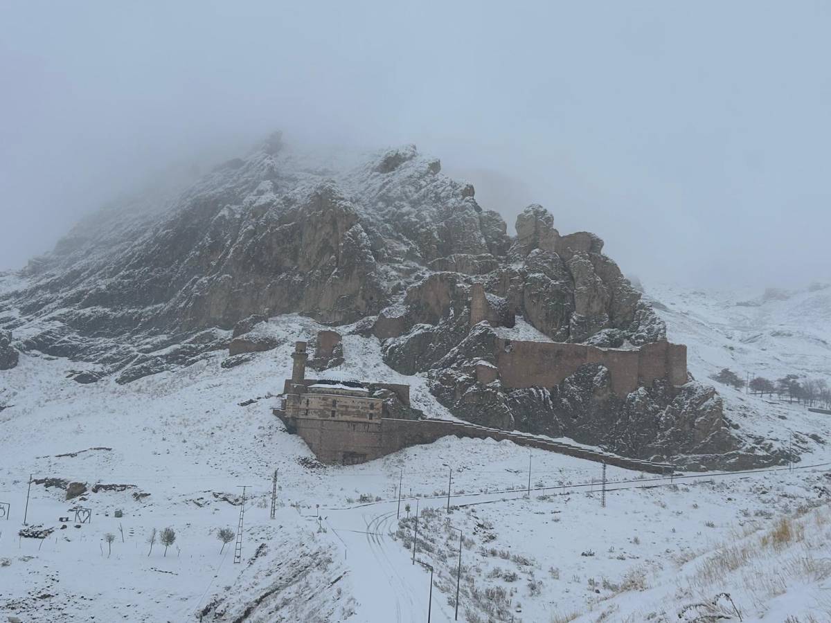 Ağrı Tarihi İshak Paşa Sarayı beyaz örtüyle kaplandı