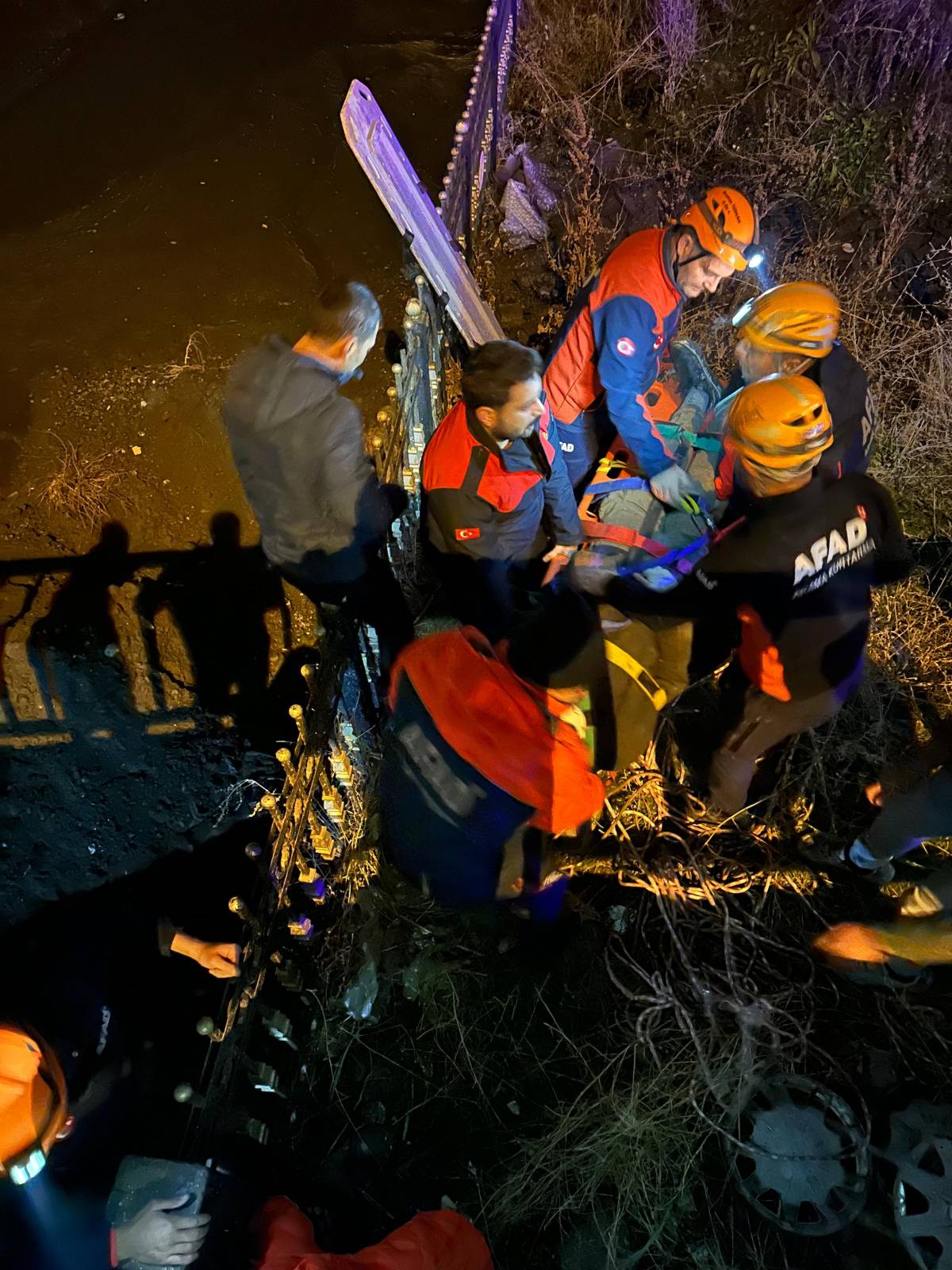 Ağrı’da 4 metrelik derede mahsur kalan kişi kurtarıldı