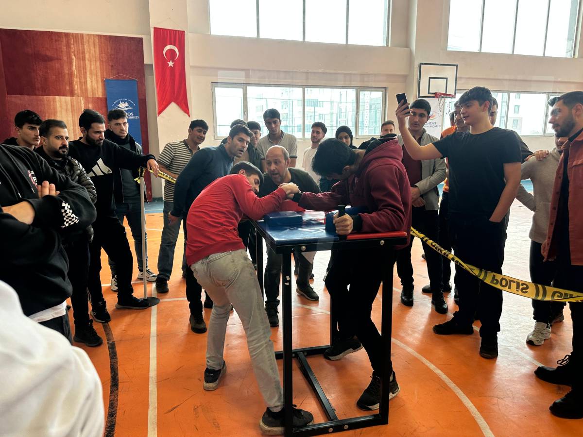 Patnos'ta İki Dalda Güreş Müsabakası Gerçekleştirildi