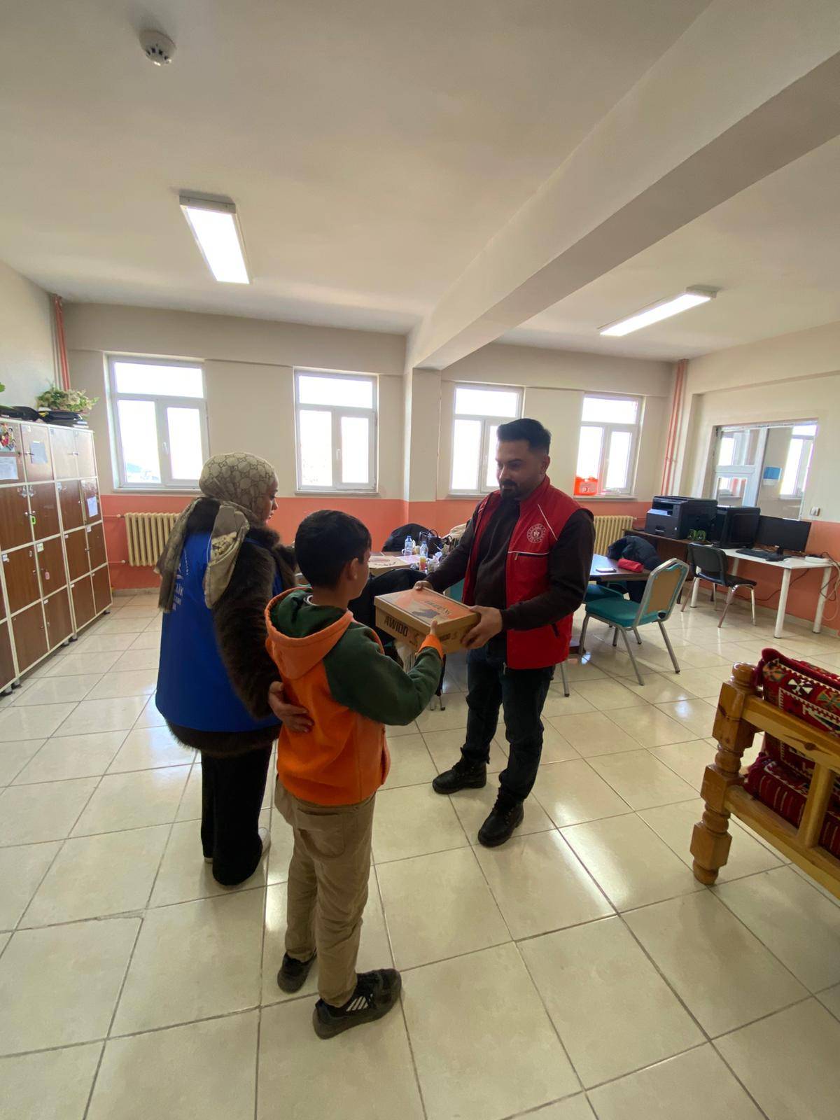 Patnos'un Doğansu Köyü Öğrencilerine Giyim Yardımı