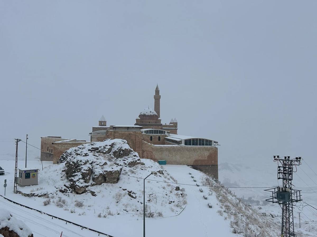 Ağrı Tarihi İshak Paşa Sarayı beyaz örtüyle kaplandı
