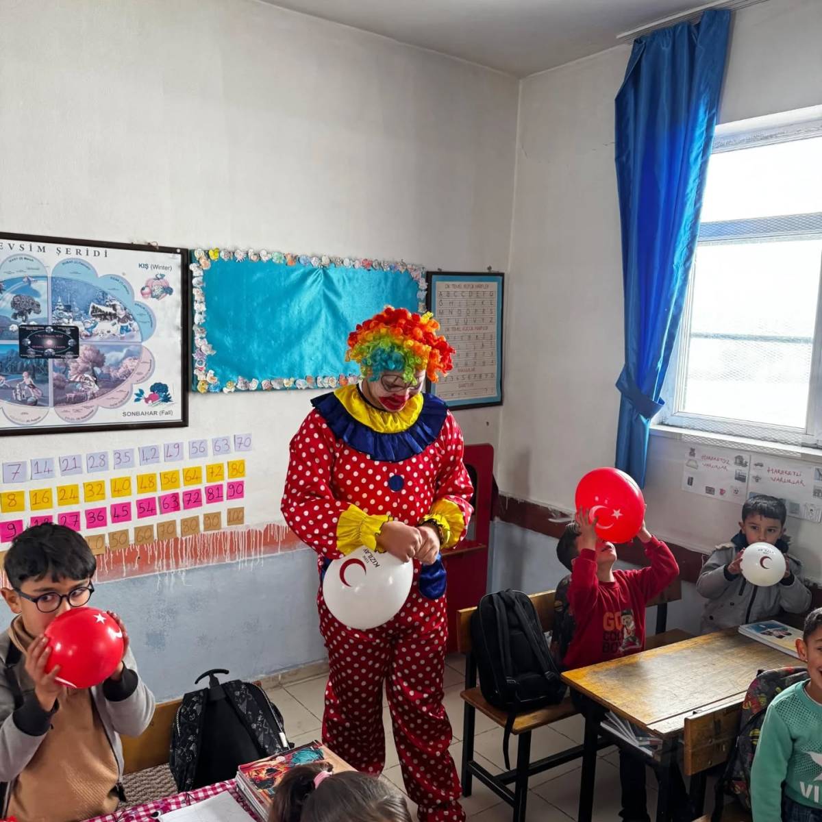 Türk Kızılay Patnos Şubesi Bozoğlak Köyü’nde 17 Öğrenciyi Sevindirdi