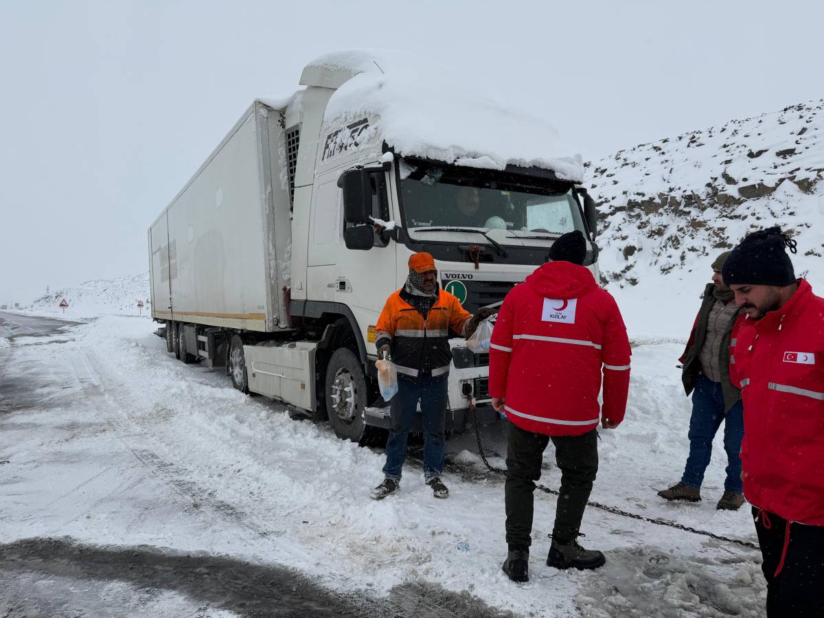 Kızılay’dan Tendürek Geçidi’nde Mahsur Kalan Vatandaşlara Destek