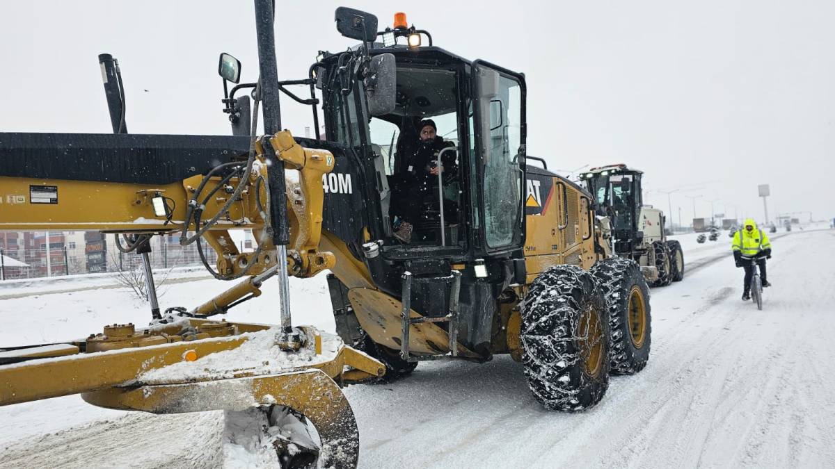 Ağrı’da Ana arterler ve hastane yollarında kar temizliği devam ediyor
