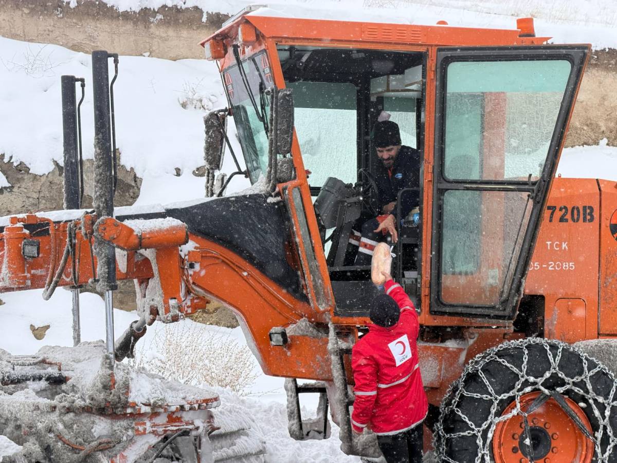 Kızılay’dan Tendürek Geçidi’nde Mahsur Kalan Vatandaşlara Destek