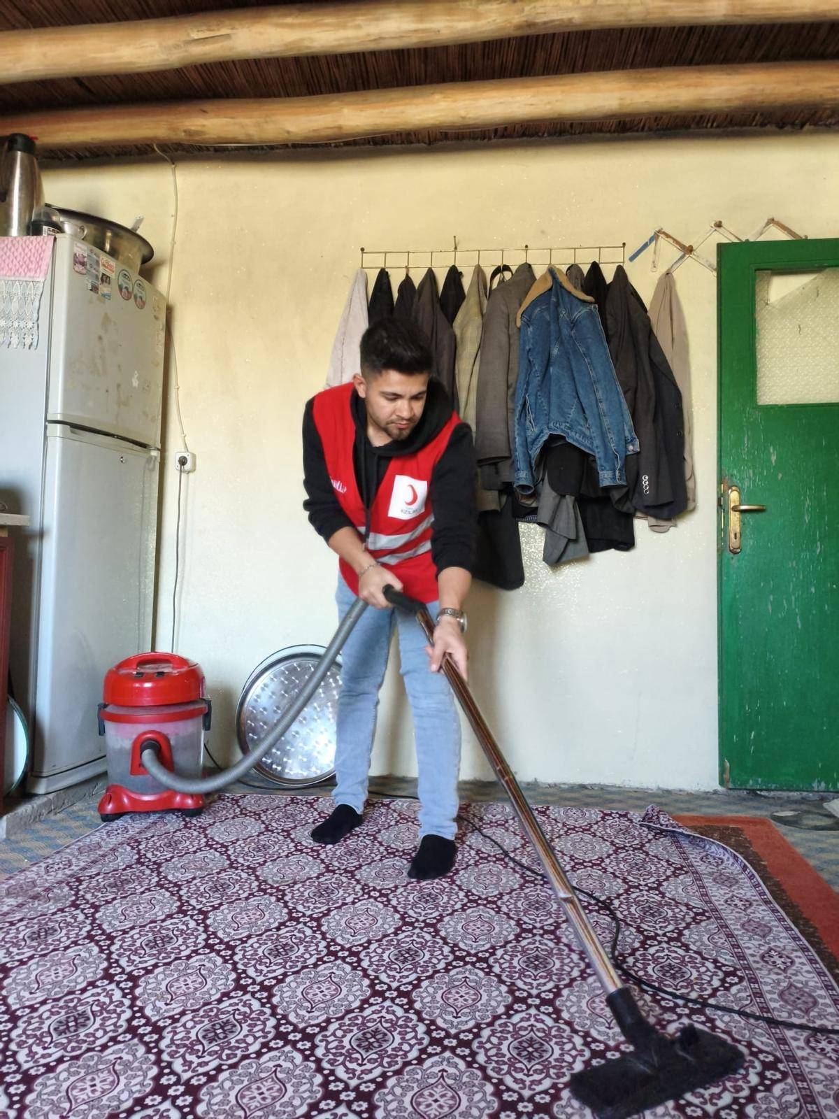 Doğubayazıt’ta yalnız yaşayan asırlık çınarların evleri temizleniyor