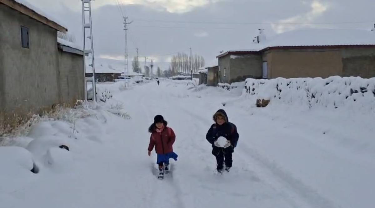 Ağrı’da çocukların kar sevinci