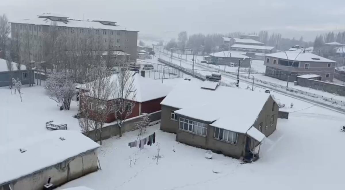 Ağrı’da çocukların kar sevinci