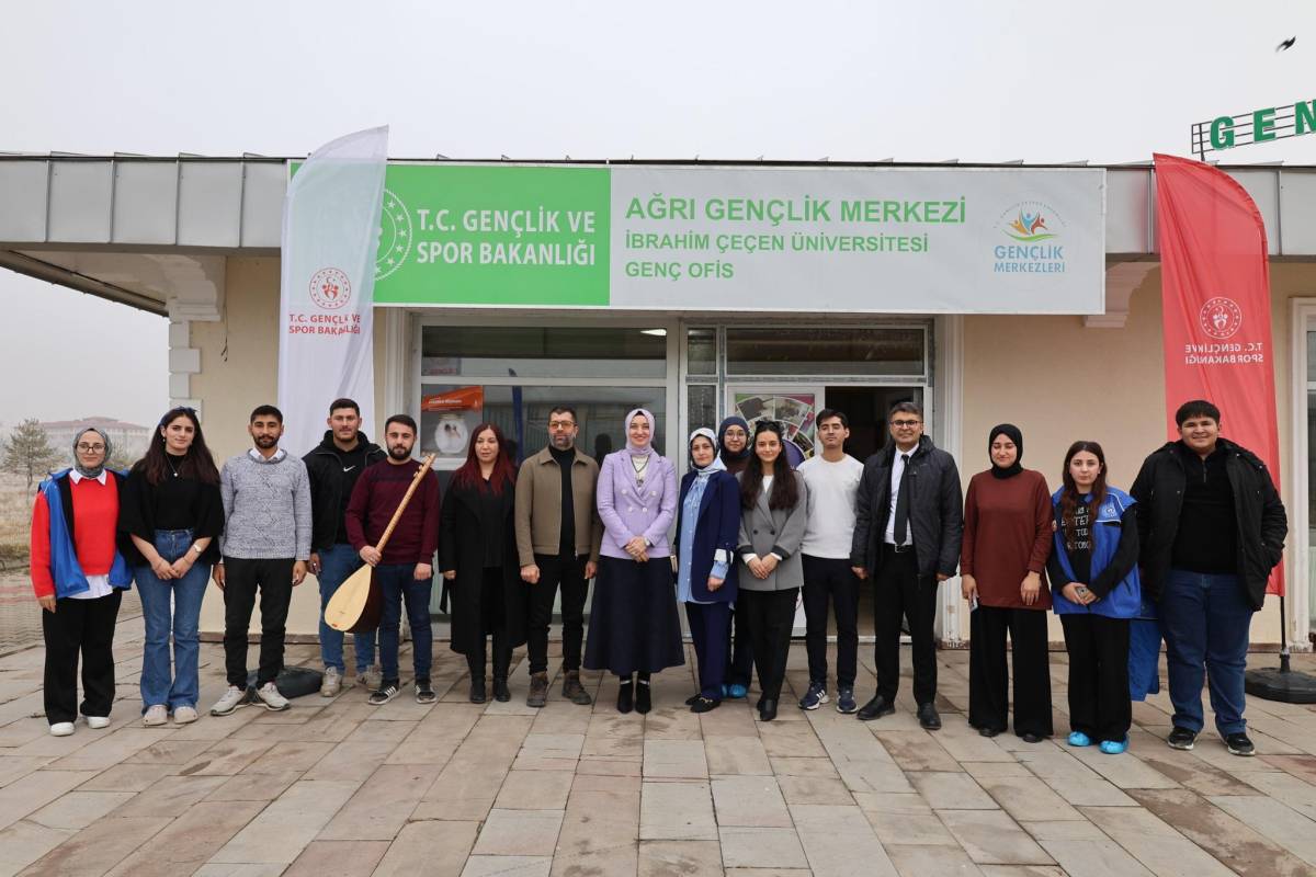 Vali Koç’un Eşi Neslihan Gül Koç, Genç Ofisi’ndeki Kursları Ziyaret Etti