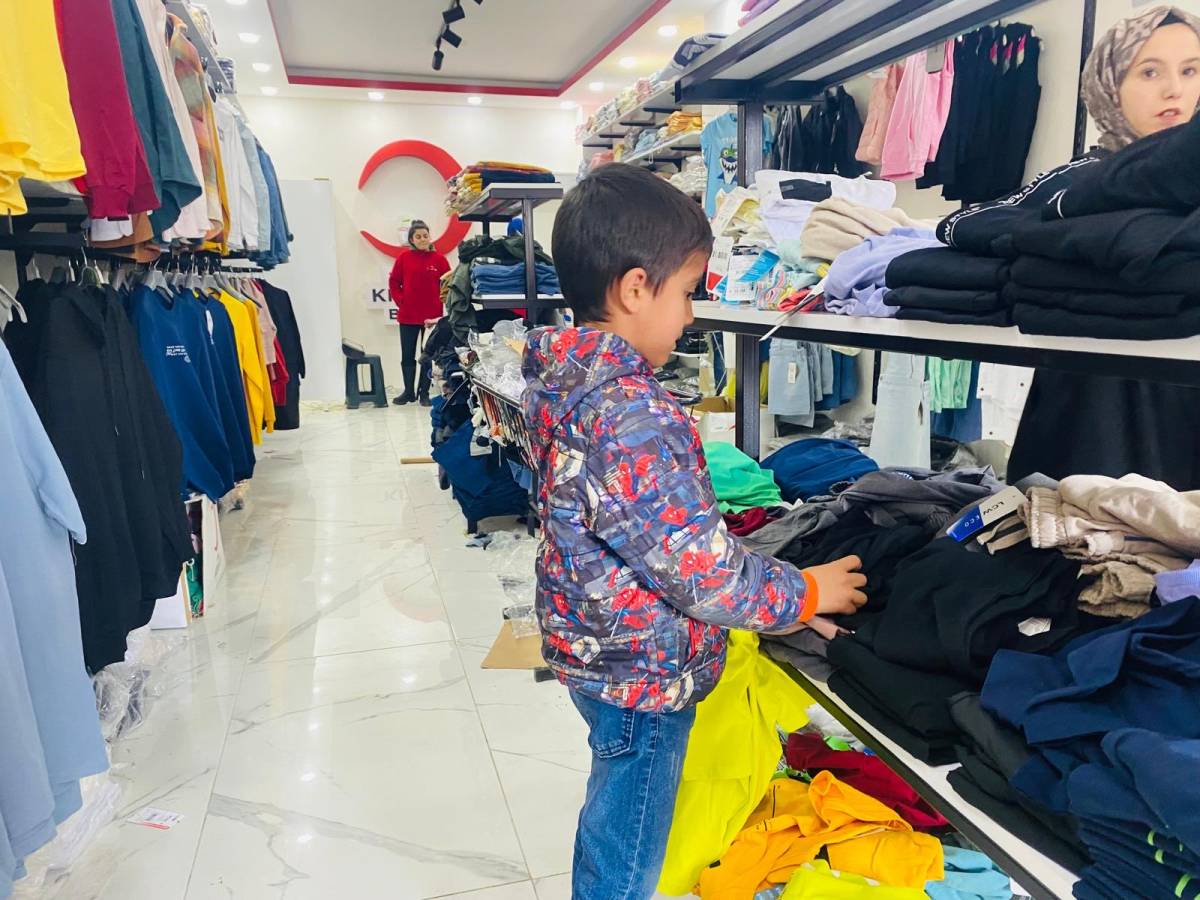 Doğubayazıt’ta Kızılay Butiği İhtiyaç Sahibi Ailelere Umut Oldu