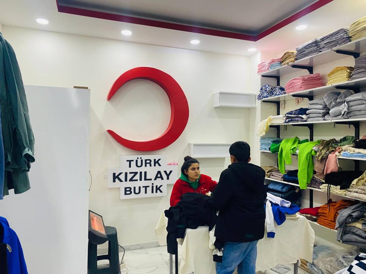 Doğubayazıt’ta Kızılay Butiği İhtiyaç Sahibi Ailelere Umut Oldu