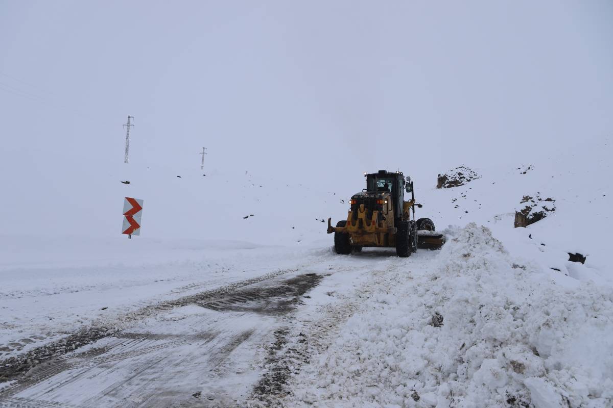 Ağrı’da kar yağışıyla birlikte ekipler sahada