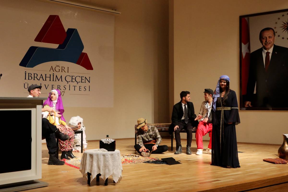 Ağrı’da Mem U Zin Tiyatro Kulübünden Çift Oyun Gösterimi