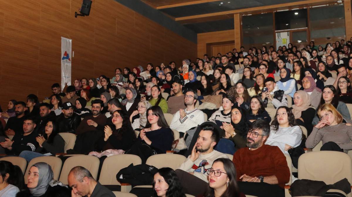 Ağrı’da Mem U Zin Tiyatro Kulübünden Çift Oyun Gösterimi