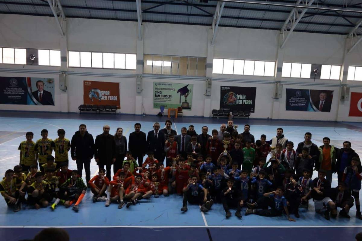 Hamur’da Okul Sporları Futsal Turnuvası Nefes Kesti