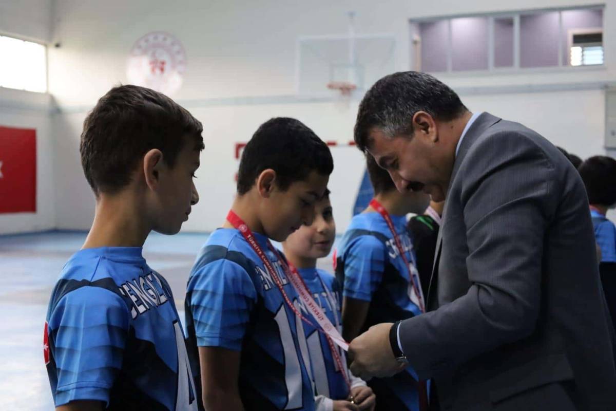Hamur’da Okul Sporları Futsal Turnuvası Nefes Kesti