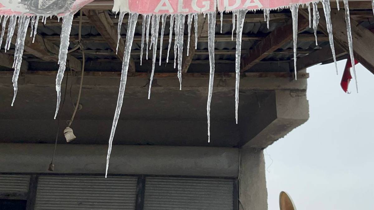 Ağrı’da Çatılarda Buz Sarkıtları Oluştu