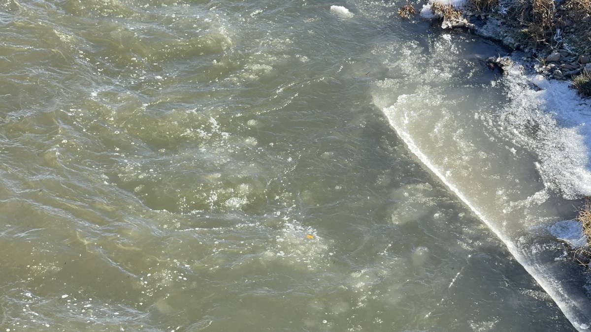 Ağrı’da Murat Nehri’nin Yüzeyi Kısmen Buz Tuttu