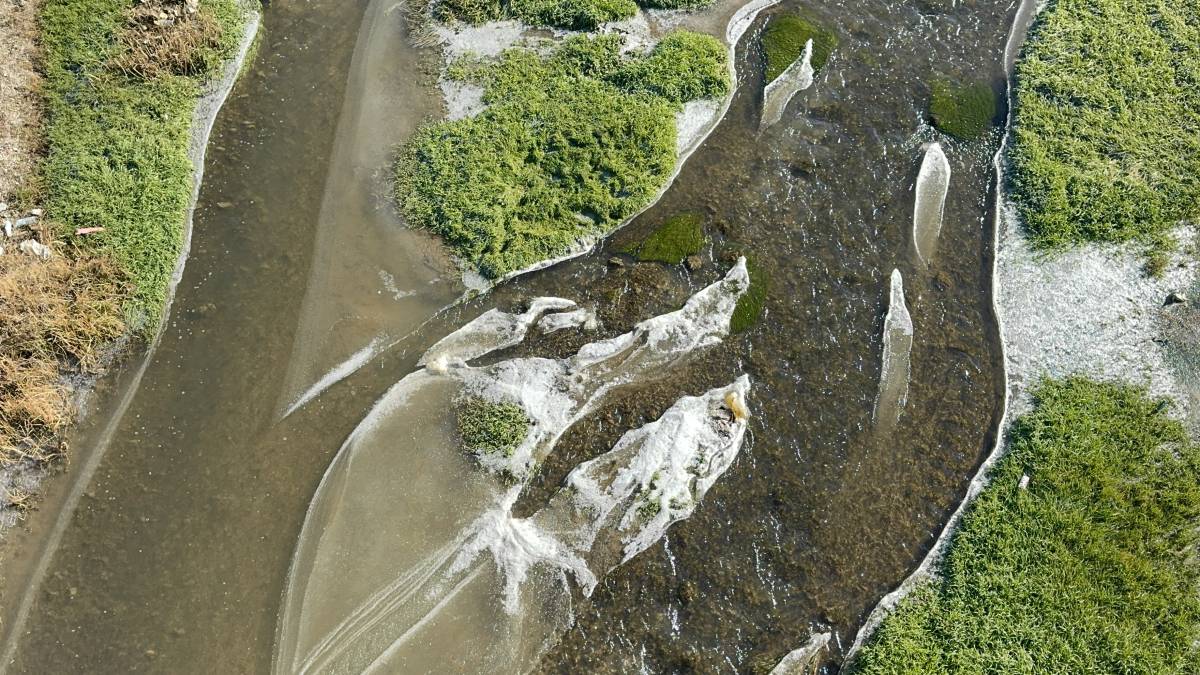 Ağrı’da Murat Nehri’nin Yüzeyi Kısmen Buz Tuttu