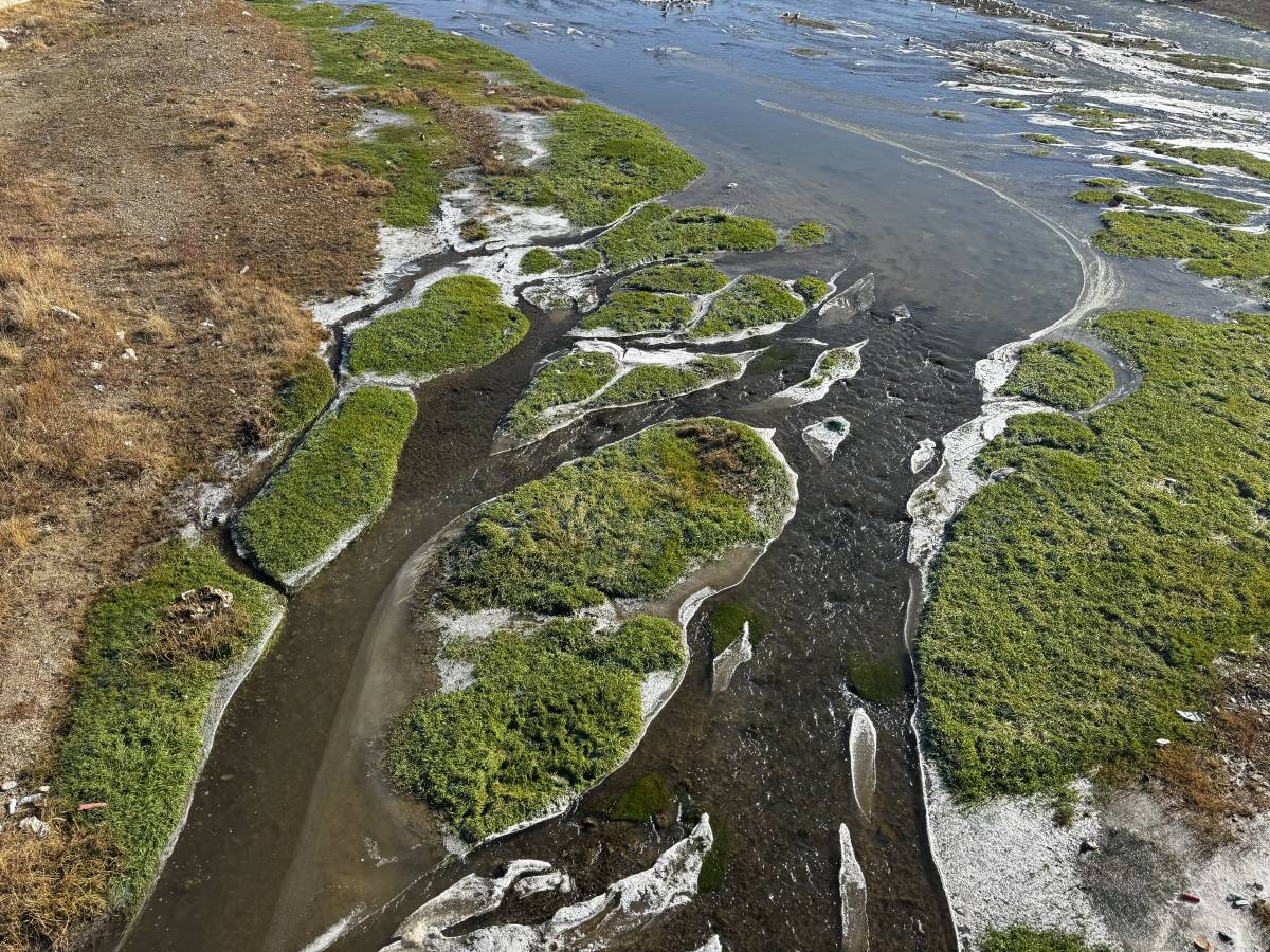 Ağrı’da Murat Nehri’nin Yüzeyi Kısmen Buz Tuttu