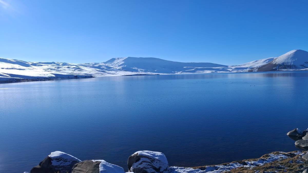 Türkiye’nin En Yüksek Rakımlı Balık Gölü’nün Yüzeyi Kısmen Buz Tuttu