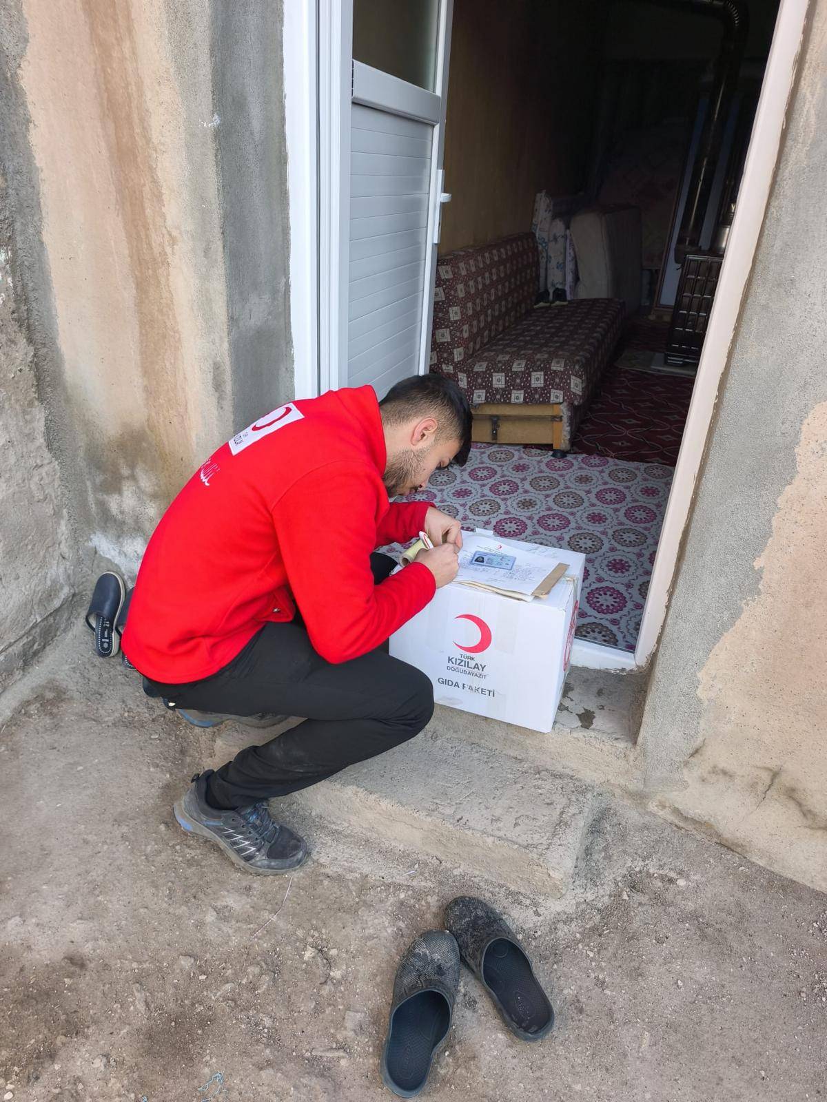 Ağrı Kızılay Gönüllüleri, Dondurucu Soğukta İhtiyaç Sahiplerinin Yanında