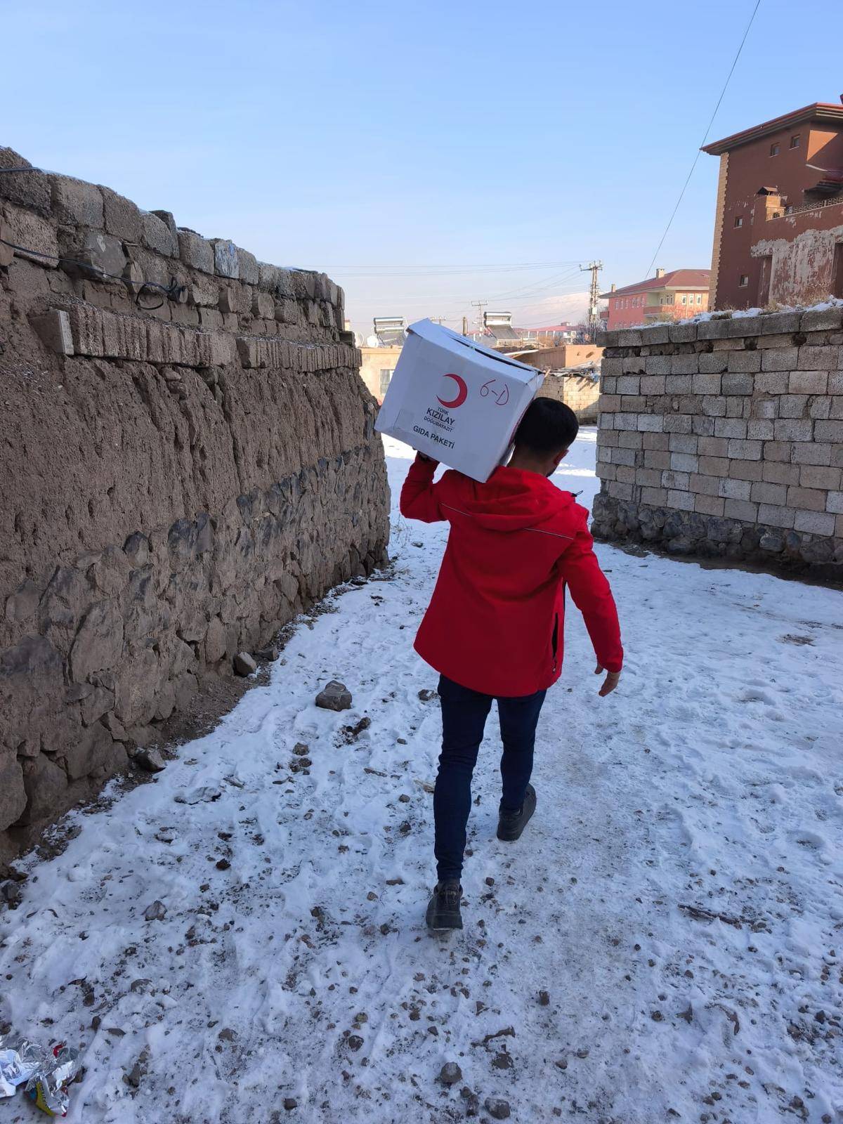 Ağrı Kızılay Gönüllüleri, Dondurucu Soğukta İhtiyaç Sahiplerinin Yanında