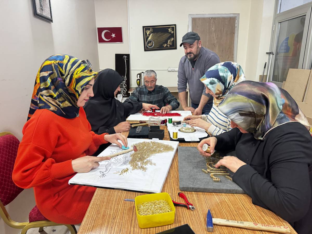 Ağrı’da Kızı Sayesinde 80 Yaşında Filografiyle Tanıştı