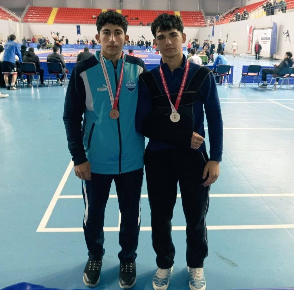 Ağrılı Güreşçiler Trabzon’dan Derecelerle Döndü