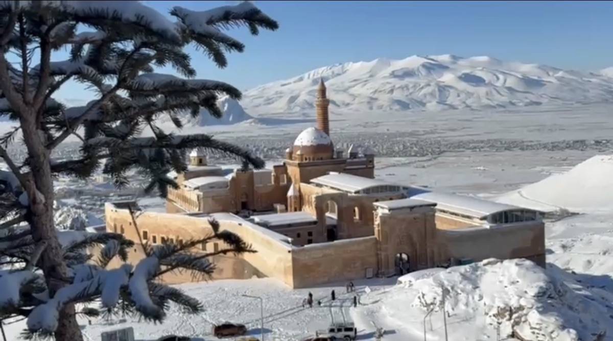 Beyaz Örtü Altında Tarihi Sarayın Güzelliği