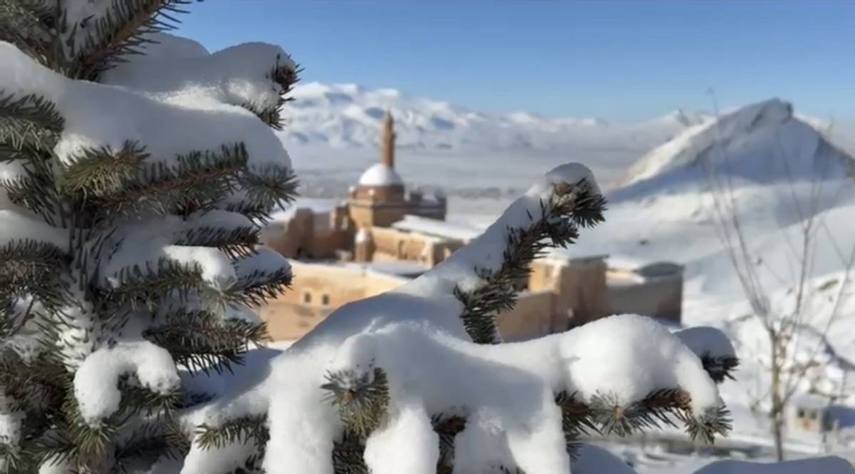 Beyaz Örtü Altında Tarihi Sarayın Güzelliği
