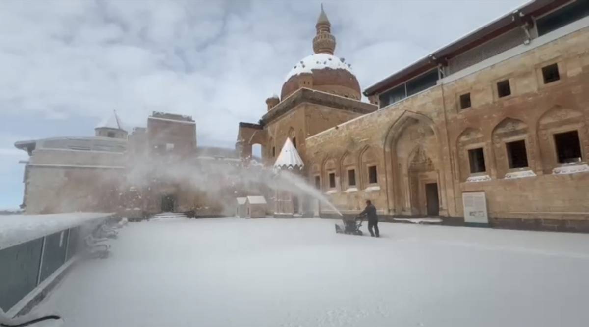 Beyaz Örtü Altında Tarihi Sarayın Güzelliği