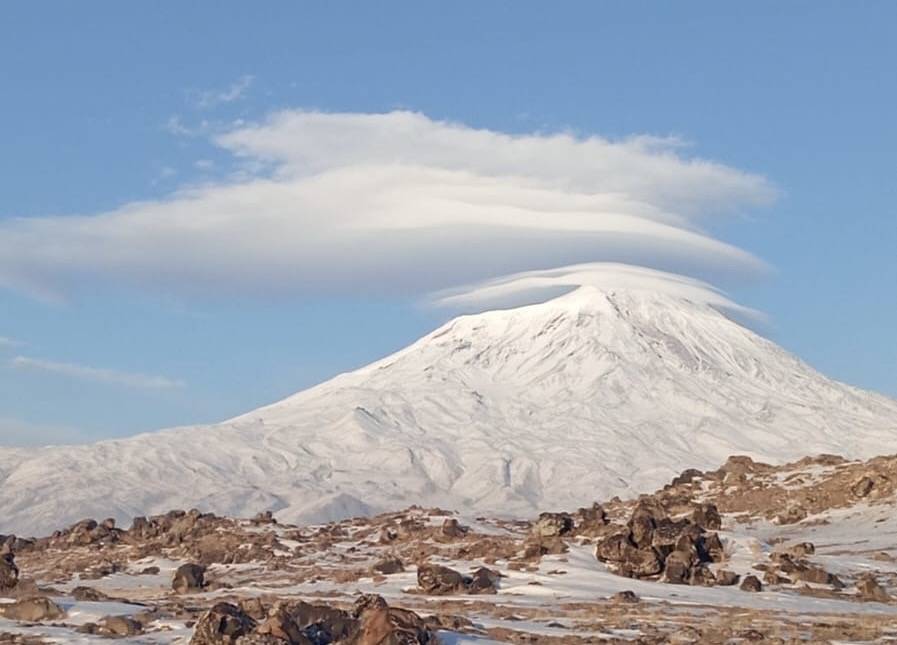 Beyaz gelinlikli Ağrı Dağı’na şapka yakıştı